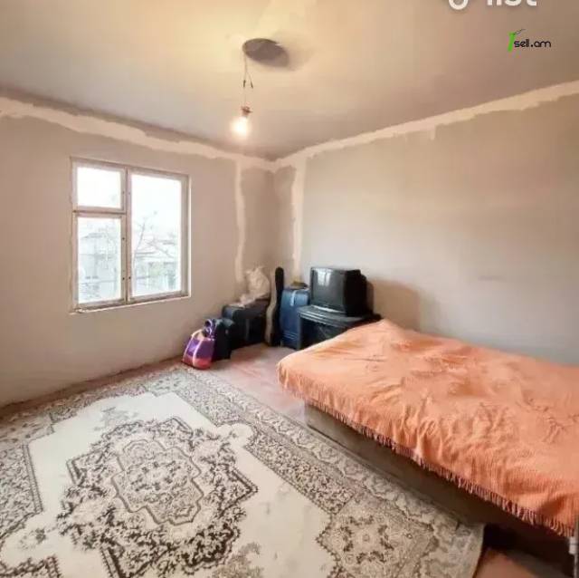 Երկու հարկանի քարե տուն Սարի Թաղ 3-րդ փողոցում Էրեբունիում, 131 քմ, 2 սանհանգույց