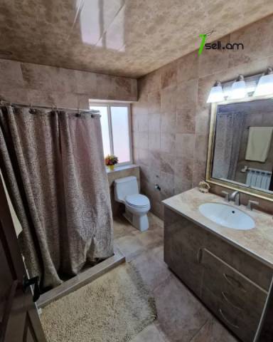 Երկու հարկանի քարե տուն, Գ-1 թաղամաս Աջափնյակում, 500 ք.մ., 3+ սանհանգույց, եվրովերանորոգված