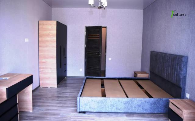 2 սենյականոց բնակարան Շիրակացու փողոցում, 70 քմ, 1/3 հարկ, կապիտալ վերանորոգված, քարե շենք