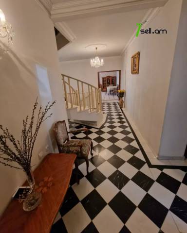 Բազմաֆունկցիոնալ գույք Պարոնյան փողոցում կենտրոնում, 280 ք.մ.