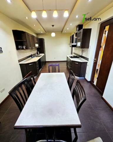 3 սենյականոց բնակարան Հանրապետության փողոցում, 100 քմ, 2/6 հարկ, կապիտալ վերանորոգված, քարե շենք