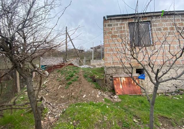 Մեկ հարկանի քարե տուն 1-ին փողոցում Գառնիում, 125 ք.մ., 2 սանհանգույց