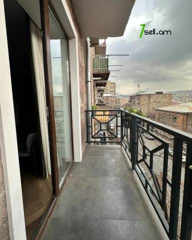 1 սենյականոց բնակարան Դերենիկ Դեմիրճյանի փողոցում, 30 ք.մ., 3/5 հարկ, կապիտալ վերանորոգված