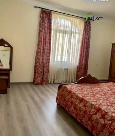 Չորս հարկանի քարե տուն Սիմեոն Երևանցու փողոցում կենտրոնում, 550 ք.մ., 3+ սանհանգույց