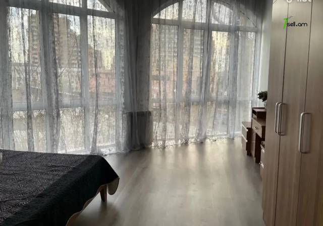 Չորս հարկանի քարե տուն Սիմեոն Երևանցու փողոցում կենտրոնում, 550 ք.մ., 3+ սանհանգույց