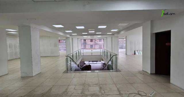 Բազմաֆունկցիոնալ գույք Հանրապետության փողոցում կենտրոնում, 1200 ք.մ.