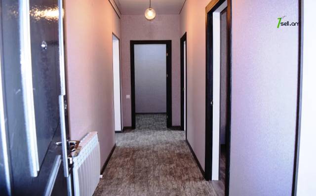 2 սենյականոց բնակարան Շիրակացու փողոցում, 70 քմ, 1/3 հարկ, կապիտալ վերանորոգված, քարե շենք