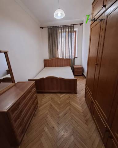 3 սենյականոց բնակարան Էրեբունու փողոցում, 75 ք.մ., 1/2 հարկ, կապիտալ վերանորոգված, քարե շենք