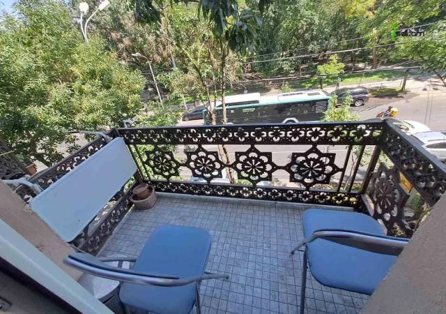 3 սենյականոց բնակարան Մոսկովյան փողոցում, 98 ք.մ., բարձր առաստաղներ, մի քանի պատշգամբ, 3/5 հարկ