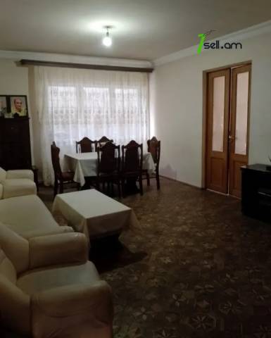 Երեք հարկանի քարե տուն Նոր Արեշի 37րդ փողոցում Էրեբունիում, 536 ք.մ., 2 սանհանգույց