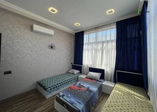 Մեկ հարկանի տուն, Azatutyan Street Ձորաղբյուրում, 550 ք.մ., 3+ սանհանգույց, կապիտալ վերանորոգված