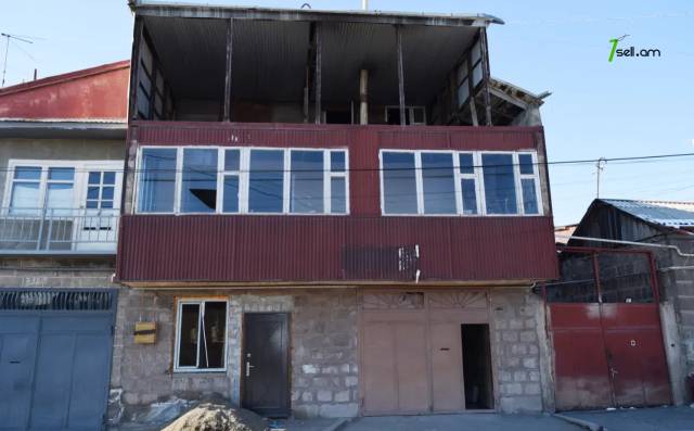Երեք հարկանի քարե տուն Լևոն Մադոյանի փողոցում Գյումրիում, 263 ք.մ., մասնակի վերանորոգում