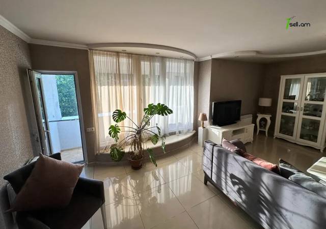 4 սենյականոց բնակարան Մեսրոպ Մաշտոցի պողոտայում, 135 ք.մ., 2 սանհանգույց, կապիտալ վերանորոգված