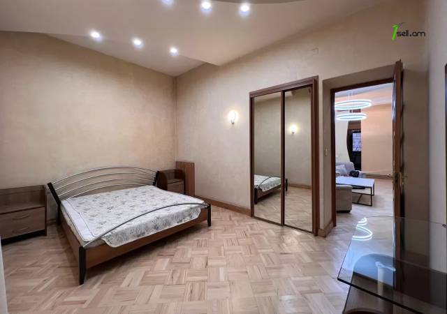 3 սենյականոց բնակարան Ամիրյան փողոցում, 70 ք.մ., 3/5 հարկ, կապիտալ վերանորոգված, քարե շենք