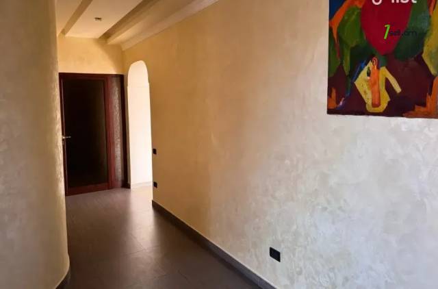 4 սենյականոց բնակարան, Իսահակյան թաղամաս, 130 քմ, 2/2 հարկ, 2 սանհանգույց, բարձր առաստաղներ