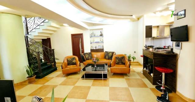 Երեք հարկանի քարե տուն Խաչատուր Աբովյանի փողոցում Ավանում, 1960 ք.մ., 3+ սանհանգույց