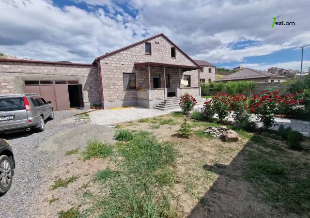 Մեկ հարկանի քարե տուն Ավանում, 1400 ք.մ., 2 սանհանգույց