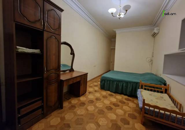 Երեք հարկանի քարե տուն Դավիթ Բեկի փողոցում Էրեբունիում, 2550 ք.մ., 3+ սանհանգույց, մեծ հողամաս