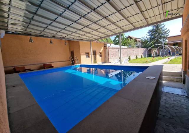 Երկու հարկանի քարե ամառանոց, Ջրվեժ թաղամաս Ջրվեժում, 800 ք.մ., 2 սանհանգույց, կապիտալ վերանորոգված