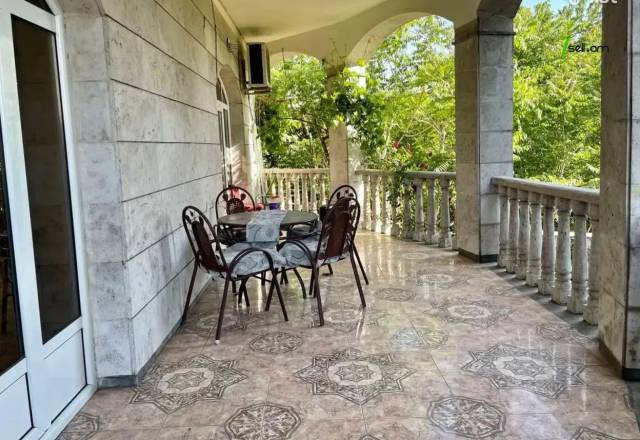 Չորս հարկանի քարե տուն Սիմեոն Երևանցու փողոցում կենտրոնում, 550 ք.մ., 3+ սանհանգույց