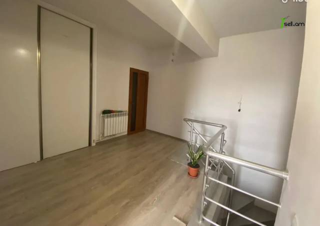 Երկու հարկանի տուն Բագրևանդի 23-րդ փողոցում Ջրվեժում, 220 քմ, 2 սանհանգույց, կապիտալ վերանորոգված