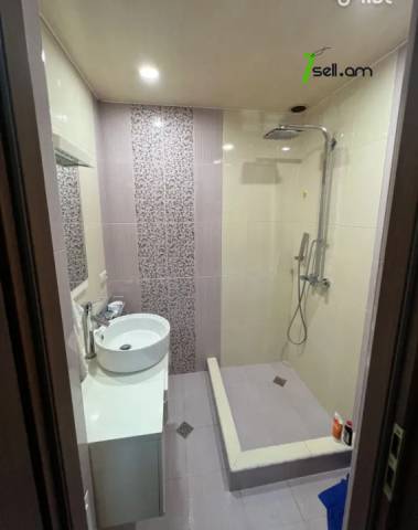 3 սենյականոց բնակարան Տպագրիչների փողոցում, 90 ք.մ., 2/4 հարկ, 2 սանհանգույց, բարձր առաստաղներ