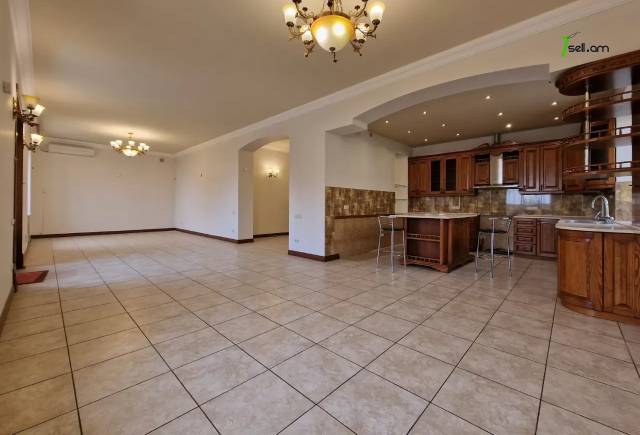 Երկու հարկանի քարե տուն, Նոյ թաղամաս Աջափնյակում, 400 ք.մ., 3+ սանհանգույց, եվրովերանորոգված