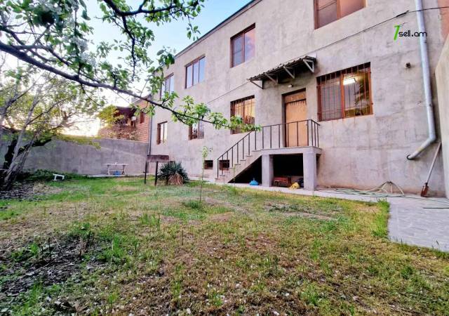 Երկու հարկանի քարե տուն Դավիթ Բեկի փողոցում Էրեբունիում, 1000 քմ, 3+ սանհանգույց