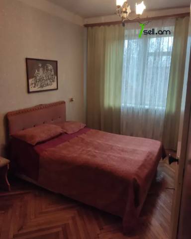 3 սենյականոց բնակարան Արամ Խաչատրյանի փողոցում, 86 ք.մ., մի քանի պատշգամբ, քարե շենք