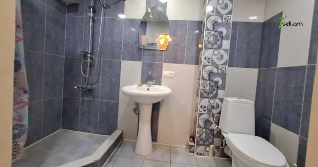 3 սենյականոց բնակարան Սարյանի փողոցում, 74 քմ, 1/8 հարկ, քարե շենք