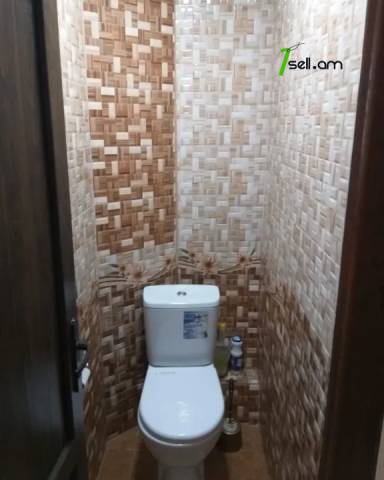 2 սենյականոց բնակարան, Lyuksemburg Street, 62 ք.մ., 1/4 հարկ, կապիտալ վերանորոգված, քարե շենք