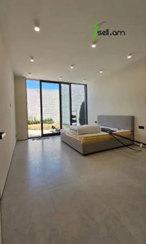 Մեկ հարկանի քարե տուն Զովունիում, 1150 ք.մ., 3+ սանհանգույց, դիզայներական ոճով վերանորոգված