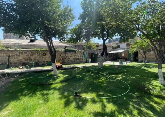 Մեկ հարկանի քարե տուն Հրաչյա Ներսիսյան փողոցում Քանաքեռ Զեյթունում, 90 քմ