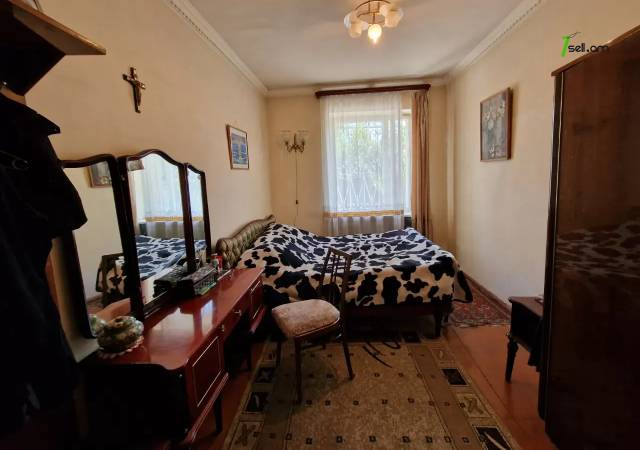 Երկու հարկանի քարե տուն Խորեն Խաչատրյան փողոցում Աջափնյակում, 300 ք.մ., 2 սանհանգույց