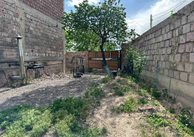 Չորս հարկանի քարե տուն 1-րդ փողոցում Քասախում, 448 ք.մ., 3+ սանհանգույց, մասնակի վերանորոգում