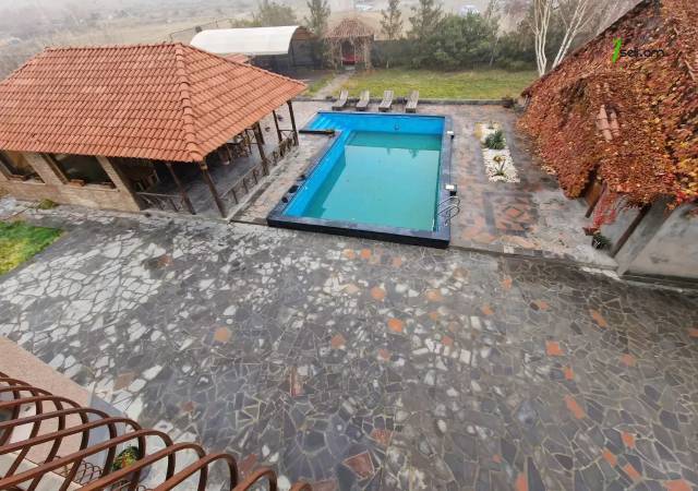 Երկու հարկանի քարե տուն, Եղվարդի խճուղի Զովունիում, 1000 ք.մ., 3+ սանհանգույց, եվրովերանորոգված