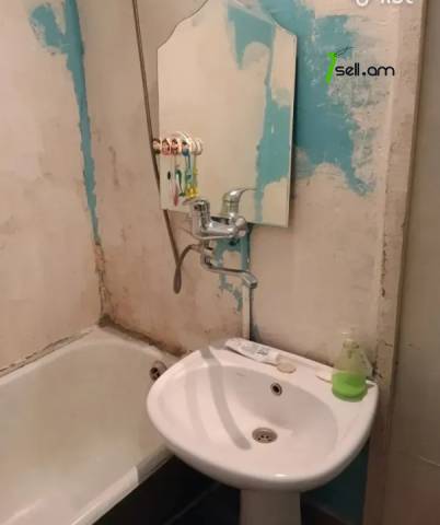 3 սենյականոց բնակարան Ծովակալ Իսակովի պողոտայում, 78 ք.մ., 3/9 հարկ, մի քանի պատշգամբ