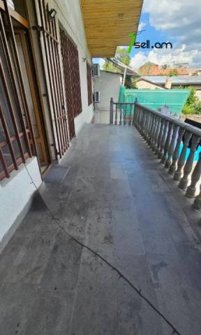 Երեք հարկանի քարե տուն Վրթանես Փափազյան փողոցում Արաբկիրում, 500 քմ, 3+ սանհանգույց