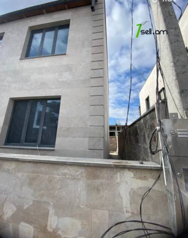 Երկու հարկանի տուն Պարույր Սևակ թաղամասի 1-ին փողոցում Առինջում, 180 քմ, 2 սանհանգույց