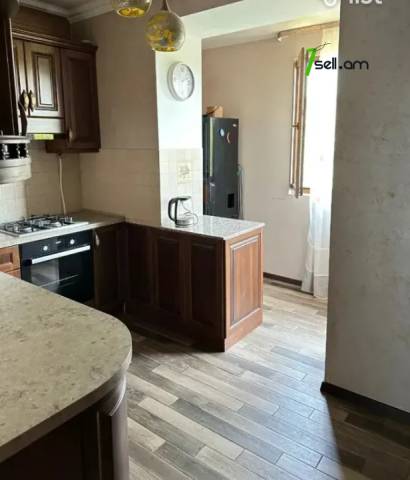 3 սենյականոց բնակարան Մոլդովական փողոցում, 82 ք.մ., 3/5 հարկ, կապիտալ վերանորոգված, քարե շենք