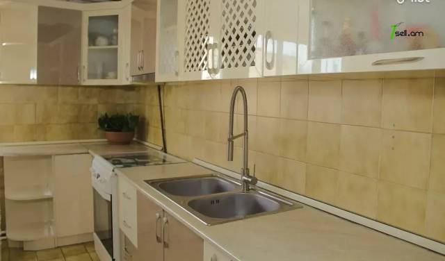 4 սենյականոց բնակարան Դրոյի փողոցում, 91 ք.մ., կապիտալ վերանորոգված, քարե շենք