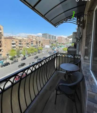 2 սենյականոց բնակարան Կոմիտասի պողոտայում, 64 ք.մ., եվրովերանորոգված, քարե շենք