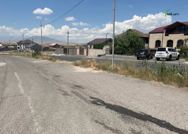 Հողատարածք բնակելի շինությունների համար Աբովյանում, 1040 ք.մ.