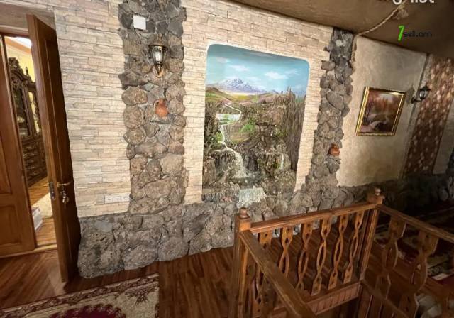 Երկու հարկանի քարե տուն Առափնյա փողոցում Եղվարդում, 207 ք.մ., 2 սանհանգույց