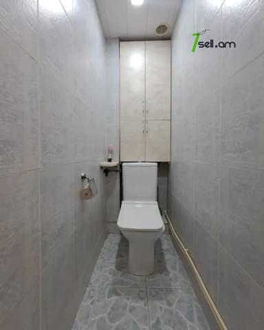 3 սենյականոց բնակարան, Աթոյան փողոց անցուղի, 90 ք.մ., 1/5 հարկ, կապիտալ վերանորոգված, քարե շենք