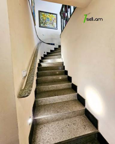 Երեք հարկանի քարե տուն Սայաթ-Նովայի պողոտայում կենտրոնում, 240 ք.մ., 2 սանհանգույց, եվրովերանորոգված