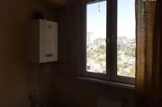 4 սենյականոց բնակարան Աղբյուր Սերոբի փողոցում, 106 ք.մ., 8/16 հարկ, մասնակի վերանորոգում