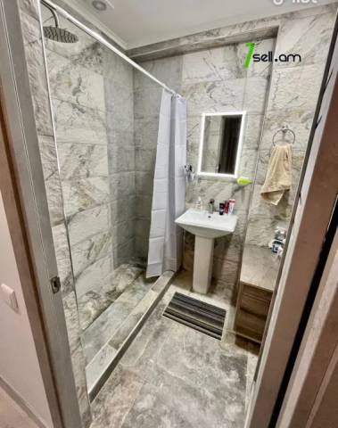 3 սենյականոց բնակարան Եզնիկ Կողբացու փողոցում, 75 ք.մ., 4/9 հարկ, կապիտալ վերանորոգված