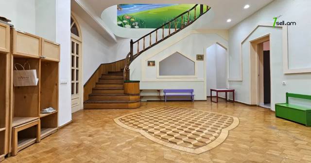 Երեք հարկանի քարե տուն Ազատության պողոտայում Արաբկիրում, 900 քմ, 3+ սանհանգույց