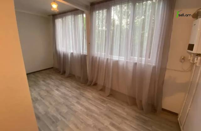 2 սենյականոց բնակարան Հալաբյան փողոցում, 54 ք.մ., 1/4 հարկ, կապիտալ վերանորոգված, քարե շենք